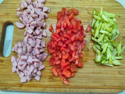 Daržovių kesadilija su dešrelėmis ir lydytu sūriu Žingsnis 1