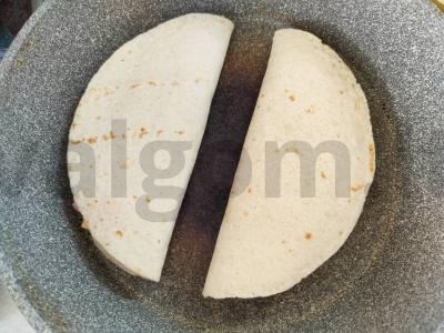 Daržovių kesadilija su dešrelėmis ir lydytu sūriu Žingsnis 4