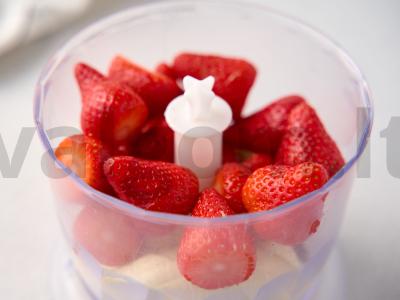 Braškinių ir bananų kokteilis Žingsnis 2