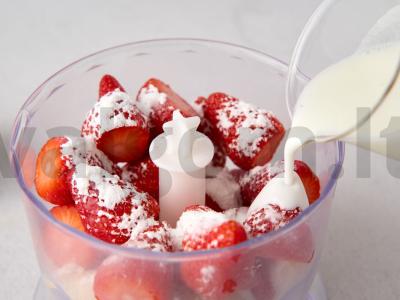 Braškinių ir bananų kokteilis Žingsnis 3