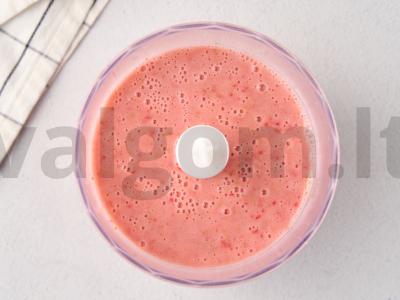 Braškinių ir bananų kokteilis Žingsnis 4