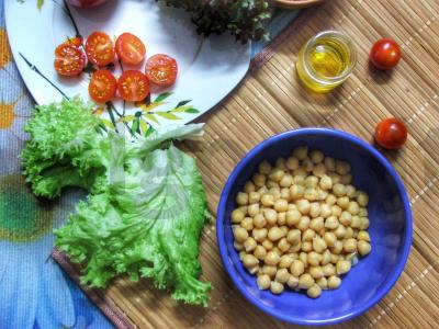 Žalias vitaminų salotas su avinžirniais, pomidorais ir linų sėmenimis Žingsnis 1