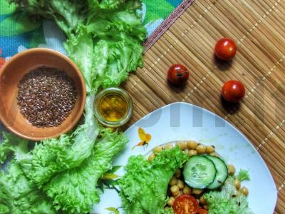 Žalias vitaminų salotas su avinžirniais, pomidorais ir linų sėmenimis Žingsnis 3