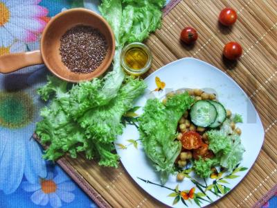 Žalias vitaminų salotas su avinžirniais, pomidorais ir linų sėmenimis pagrindine nuotrauka