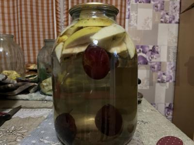 Kompotas žiemai iš obuolių ir slyvų Žingsnis 3