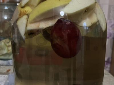 Kompotas žiemai iš obuolių ir slyvų pagrindine nuotrauka