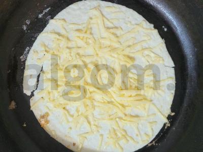 Nuostabi pica ant tortilijos su dešrelėmis keptuvėje Žingsnis 1