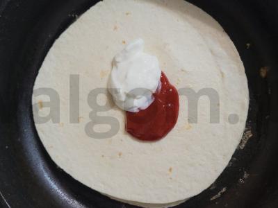 Nuostabi pica ant tortilijos su dešrelėmis keptuvėje Žingsnis 2