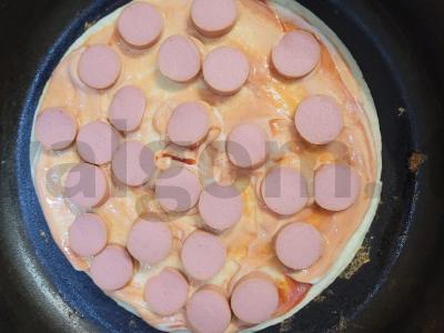 Nuostabi pica ant tortilijos su dešrelėmis keptuvėje Žingsnis 3