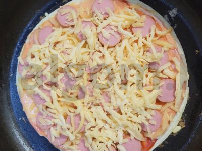 Nuostabi pica ant tortilijos su dešrelėmis keptuvėje Žingsnis 4