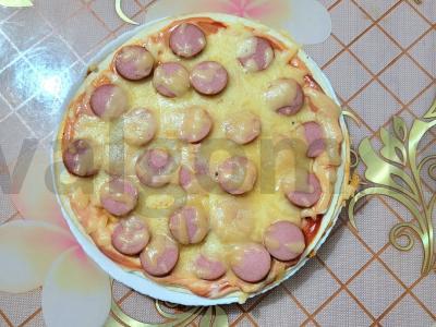 Nuostabi pica ant tortilijos su dešrelėmis keptuvėje pagrindine nuotrauka