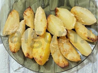 Aštrus bulvių patiekalas su grietine orkaitėje pagrindine nuotrauka