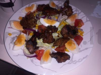 Vištienos kepenėlių salotos pagrindine nuotrauka