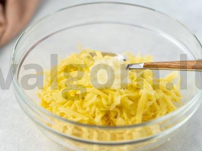 Bulviniai blynai su grietinės padažu ir šonine Žingsnis 1