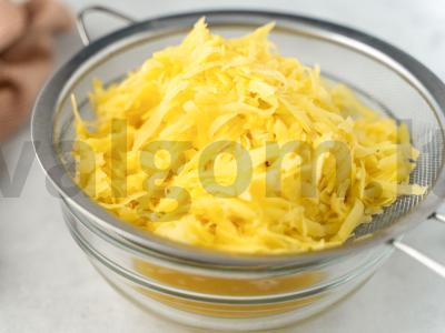 Bulviniai blynai su grietinės padažu ir šonine Žingsnis 2