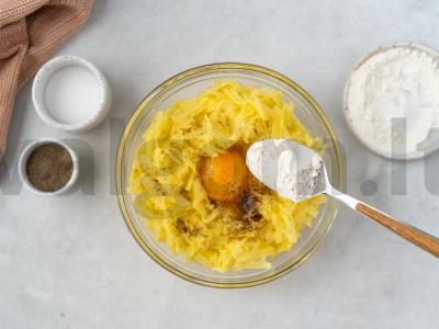 Bulviniai blynai su grietinės padažu ir šonine Žingsnis 3