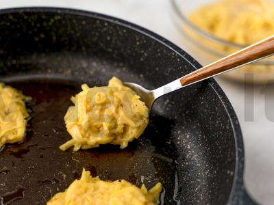 Bulviniai blynai su grietinės padažu ir šonine Žingsnis 4