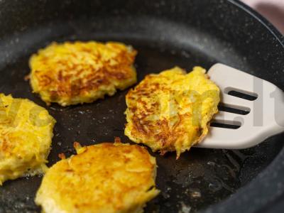 Bulviniai blynai su grietinės padažu ir šonine Žingsnis 5