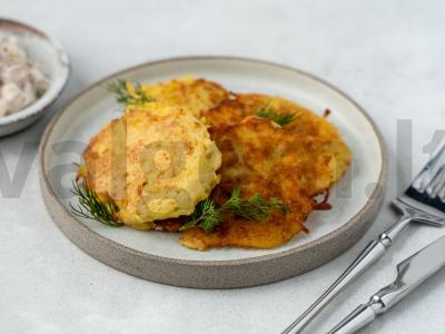 Bulviniai blynai su grietinės padažu ir šonine pagrindine nuotrauka