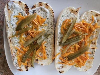 Traškūs hot-dogai su korėjietiška morkų salota Žingsnis 5