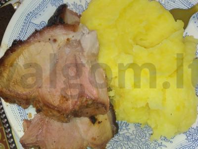 Karka marinate iš garstyčių, majonezo, sojų padažo ir česnako orkaitėje pagrindine nuotrauka