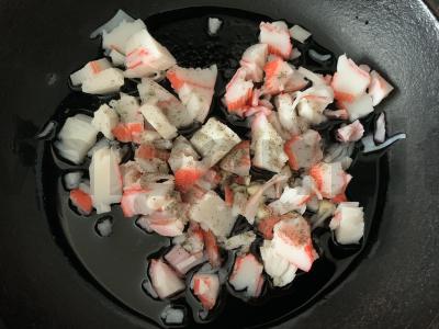 Makaronai su krabų mėsa grietinėlės padaže Žingsnis 2