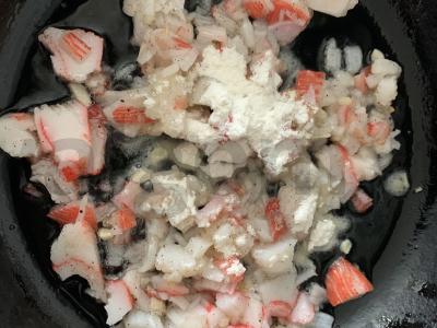 Makaronai su krabų mėsa grietinėlės padaže Žingsnis 3