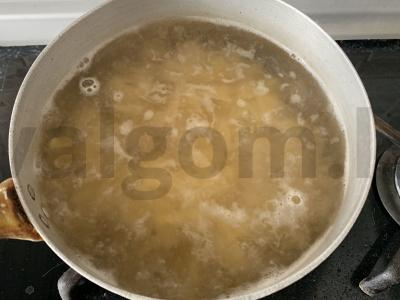 Makaronai su krabų mėsa grietinėlės padaže Žingsnis 6