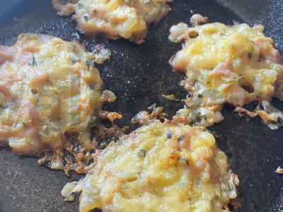 Vištienos kotletai su suluguni sūriu pagrindine nuotrauka