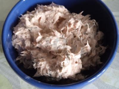 Tunas su varškės sūriu ir aštriu padažu pagrindine nuotrauka