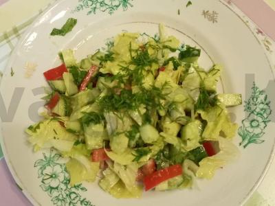 Daržovių salotas su avokadu pagrindine nuotrauka
