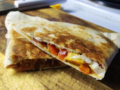 Kvesadija su vištiena pagrindine nuotrauka