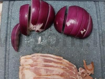 Šiltas salotas su svogūnais, bekonu ir rukola Žingsnis 1