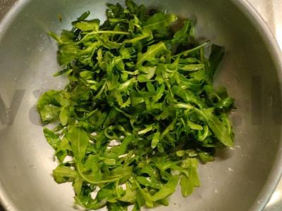 Šiltas salotas su svogūnais, bekonu ir rukola Žingsnis 2