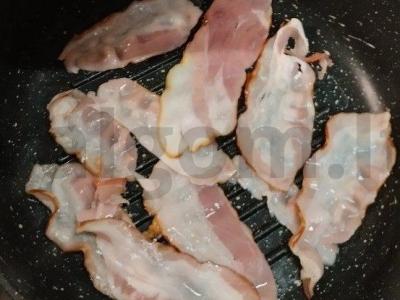 Šiltas salotas su svogūnais, bekonu ir rukola Žingsnis 3