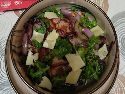 Šiltas salotas su svogūnais, bekonu ir rukola pagrindine nuotrauka