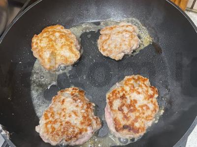 Burgeriai su agurkais ir lydytu sūriu Žingsnis 1