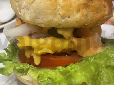 Burgeriai su agurkais ir lydytu sūriu pagrindine nuotrauka