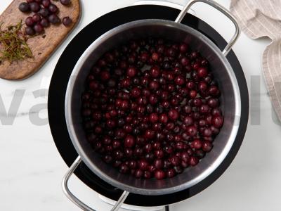 Kryžiuočių uogienė su graikiniais riešutais Žingsnis 1