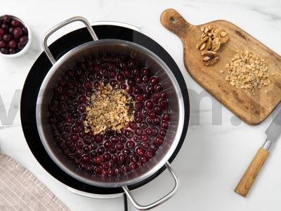 Kryžiuočių uogienė su graikiniais riešutais Žingsnis 3