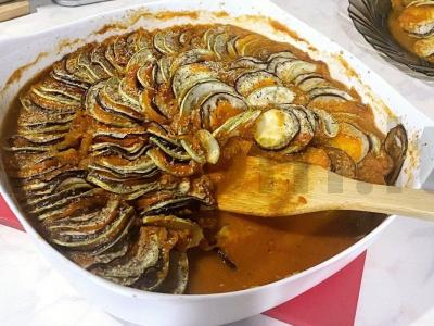 Ratatouille su raudonu sausuoju vynu pagrindine nuotrauka