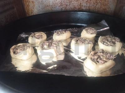 Kepti sluoksniuoti pyragėliai su faršu Žingsnis 7