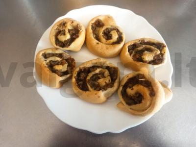 Kepti sluoksniuoti pyragėliai su faršu pagrindine nuotrauka