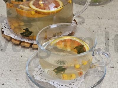 Arbata su šaltalankiais ir raudonaisiais apelsinais pagrindine nuotrauka