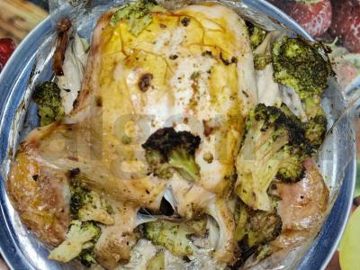 Vištiena su brokoliais ir prieskoniais orkaitėje pagrindine nuotrauka