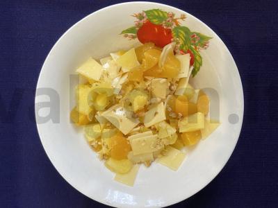 Sūrio ir vaisių salotas iš konservuotų vaisių su kokosų aliejumi pagrindine nuotrauka