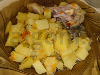 Vištiena su bulvėmis lėtoje viryklėje pagrindine nuotrauka