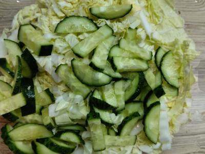 Pekino kopūstų salotos su jūros kokteiliu Žingsnis 2