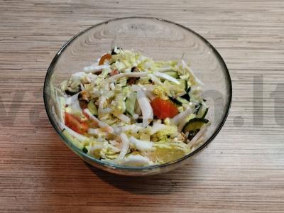 Pekino kopūstų salotos su jūros kokteiliu pagrindine nuotrauka