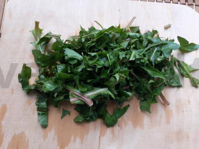 Daržovių salotas su pienių lapais ir grietinės-muštrės padažu Žingsnis 1